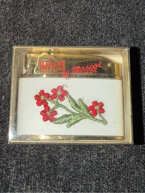 Vintage NOS 1950's Deluxe Mascot Brass Lightr White Cloth w Embroidered Flowers